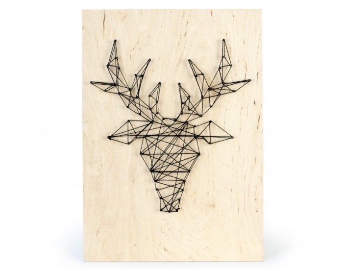 comment faire une déco de style minimaliste avec un objet DIY fabriqué avec planche de bois et fil noir en forme de cerf