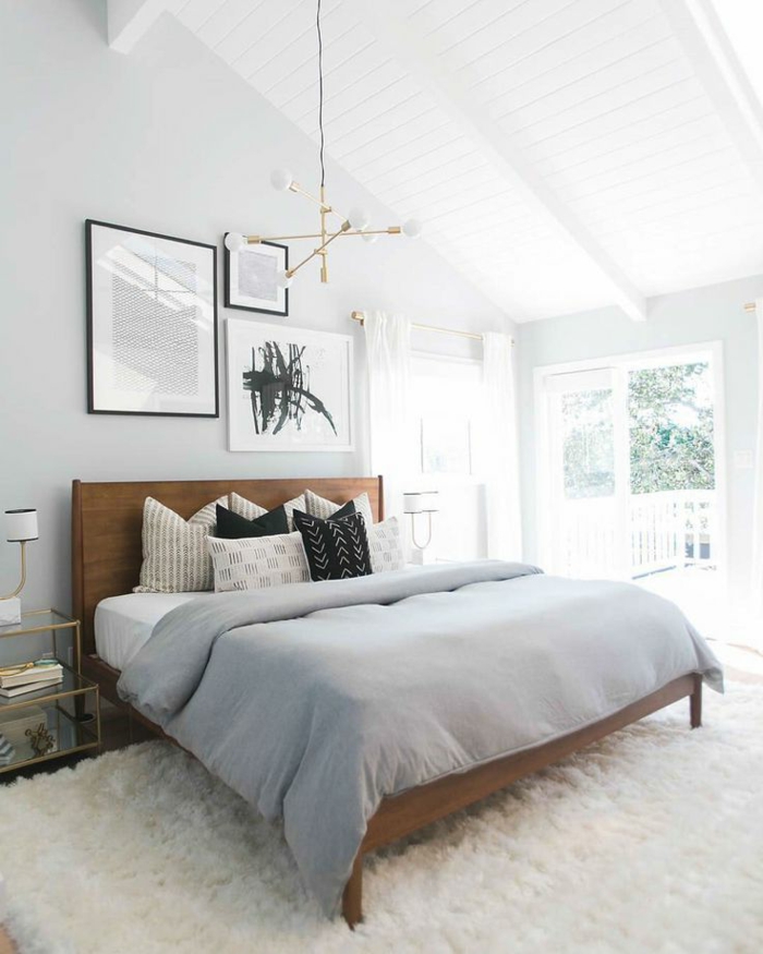 jolie deco chambre blanche, tête de lit en bois, tapis moelleux blanc, lampe ampoules, murs blancs, couverture grise