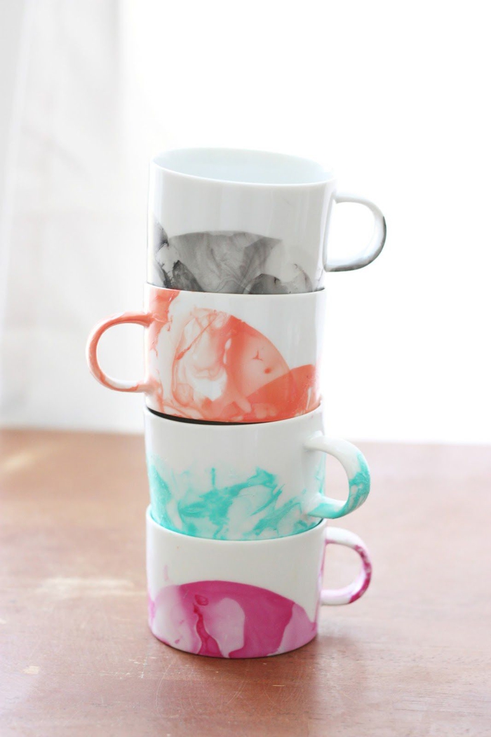 des tasses à café en céramique personnalisées avec du vernis à ongles pour leur donner un joli effet aquarelle, activite fete des meres 