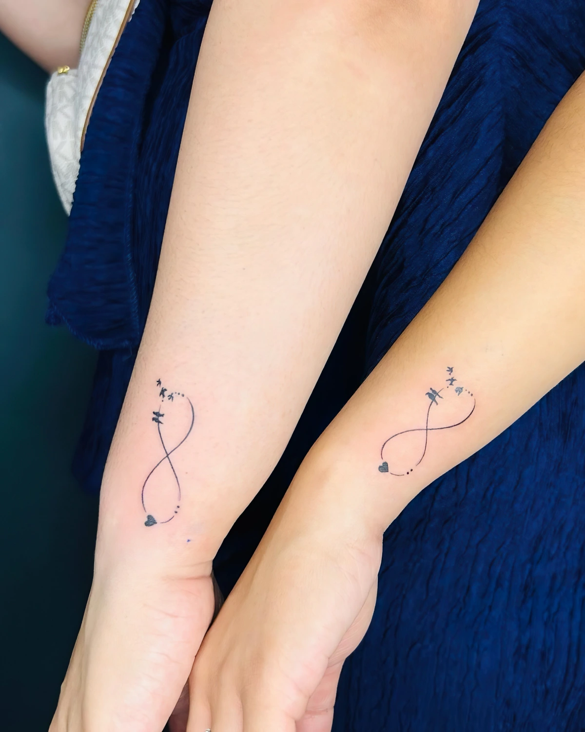 tatouage couple amour eternel symbole infini petits coeurs oiseaux