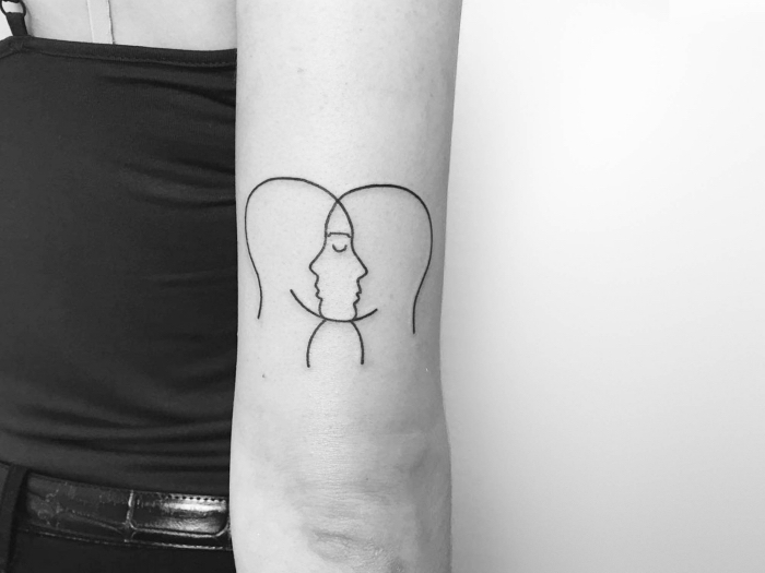 modèle de dessin abstrait en encre tatoué sur le corps, exemple de tatouage original aux lignes épurées et minimaliste