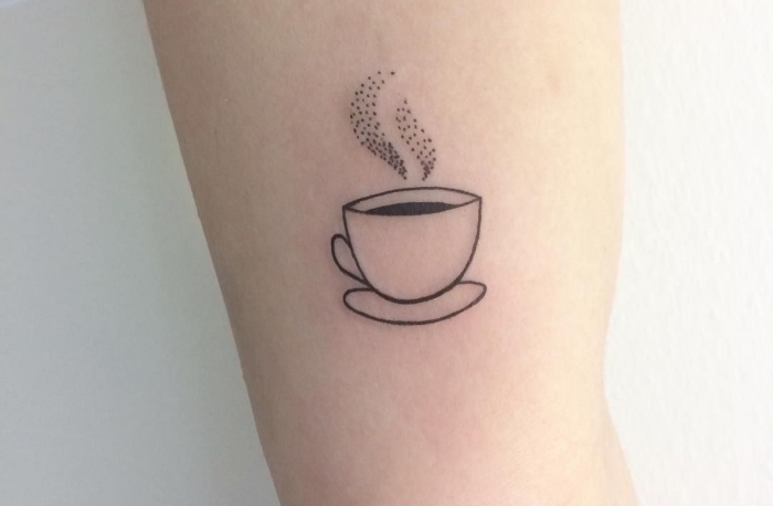 modèle de tattoo minimaliste à design tasse de café chaude, idée de mini dessin en encre sur la main pour homme et femme