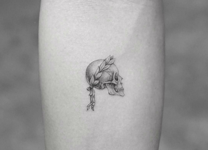 idée dessin pour homme, art corporel dans l'esprit minimaliste avec un mini tattoo en crâne qui porte une couronne florale