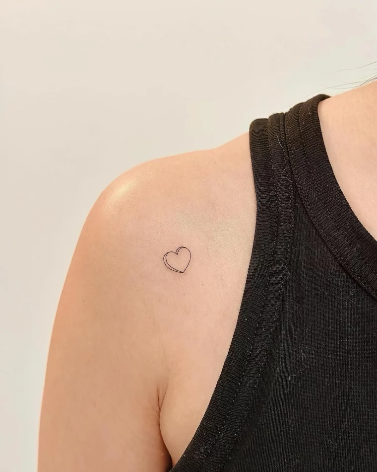 tattoo minimaliste sur epaule dessin petit coeur femme