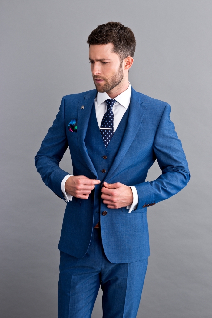 look élégant impeccable en costume mariage homme bleu royal avec un gilet parfaitement coupé, assorti avec des accessoires imprimés