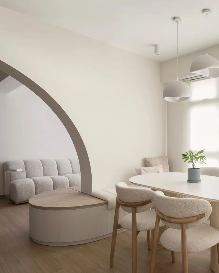 tendance deco salle a manger minimaliste chaise bois et blanc table arrondie