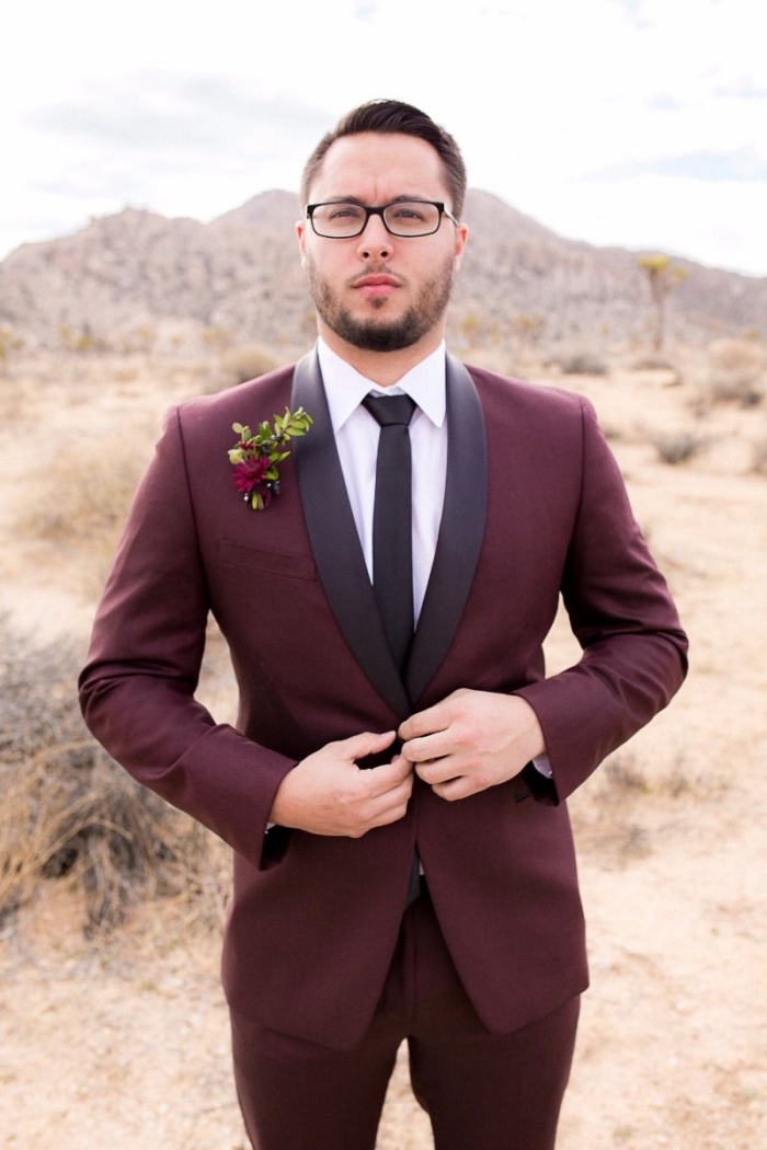 un costume bordeaux homme avec veste de marié à revers châle contrastant qui s'accorde avec la cravate slim noire