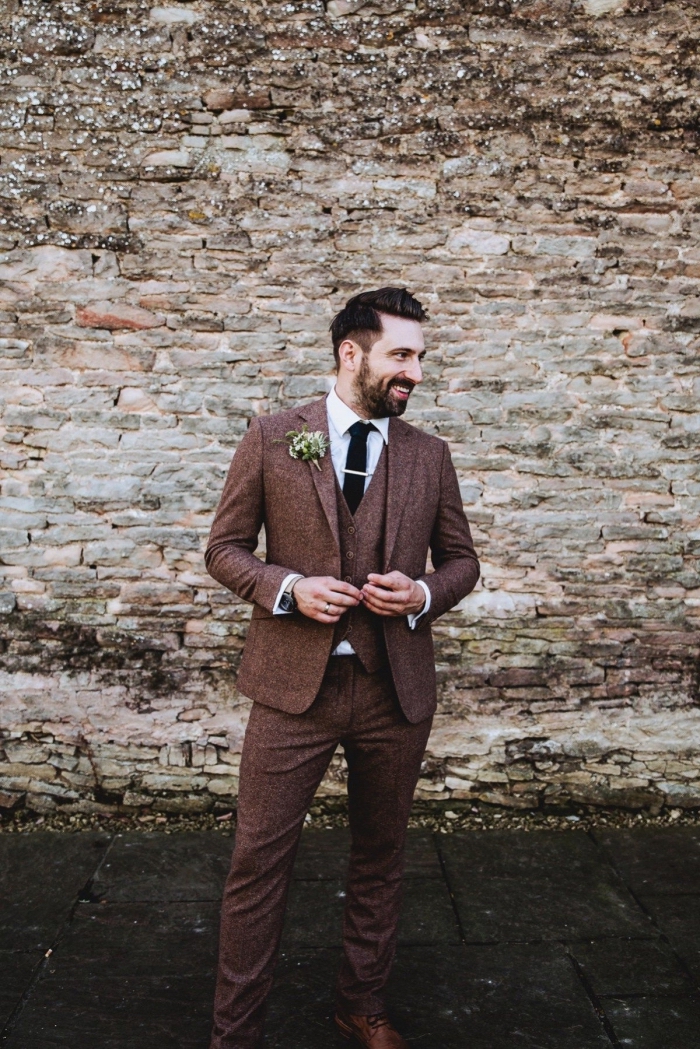 un costard mariage de tweed couleur marron au tombé parfait pour une silhouette vintage et masculine