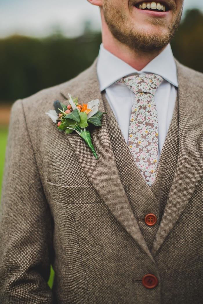 tenue champetre homme avec costume trois pièces en tweed aux boutons contrastant et à cravate vintage motif fleuri