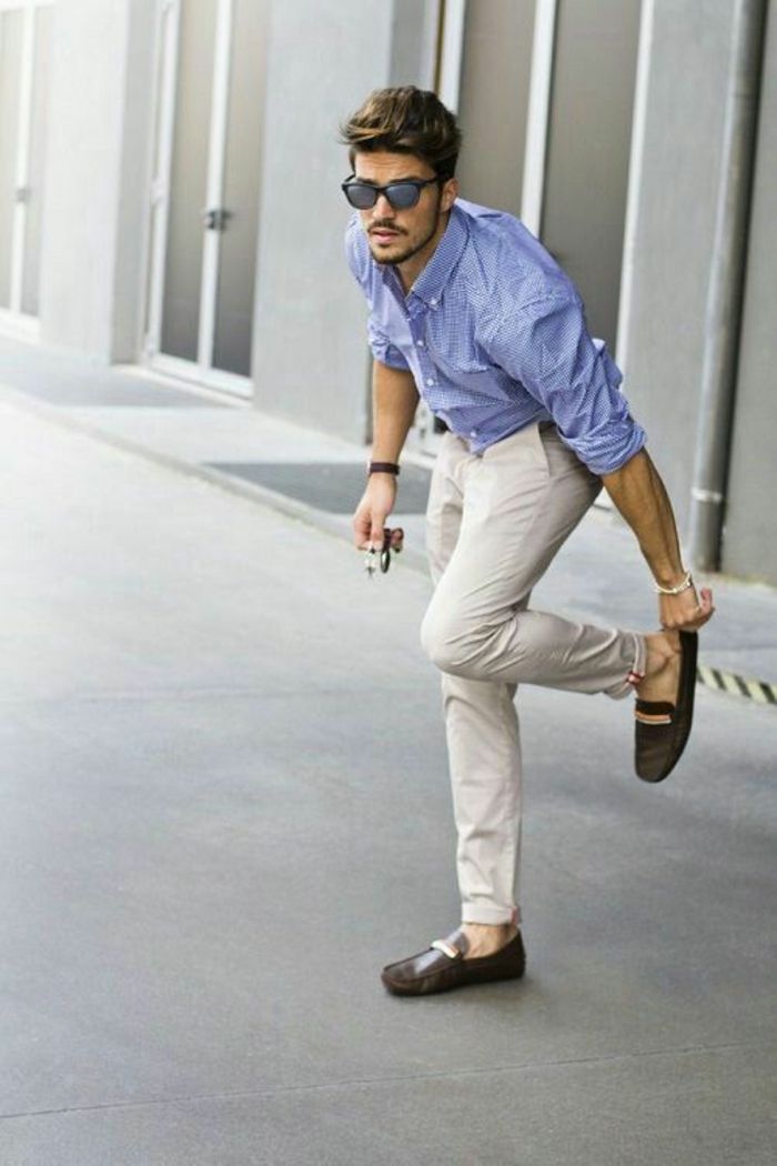 tenue homme chic, vetement homme marque, look en chemise bleue aux manches retroussées et au pantalon blanc, mocassins bouts arrondis noirs