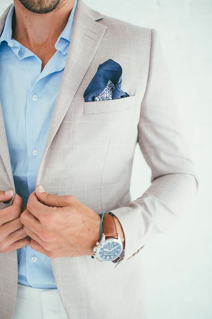 tenue classe homme, chemise bleu pastel, vetement homme marque, veste en blanc crème, mouchoir pochette en soie bleue et blanche, bracelet montre en cuir marron