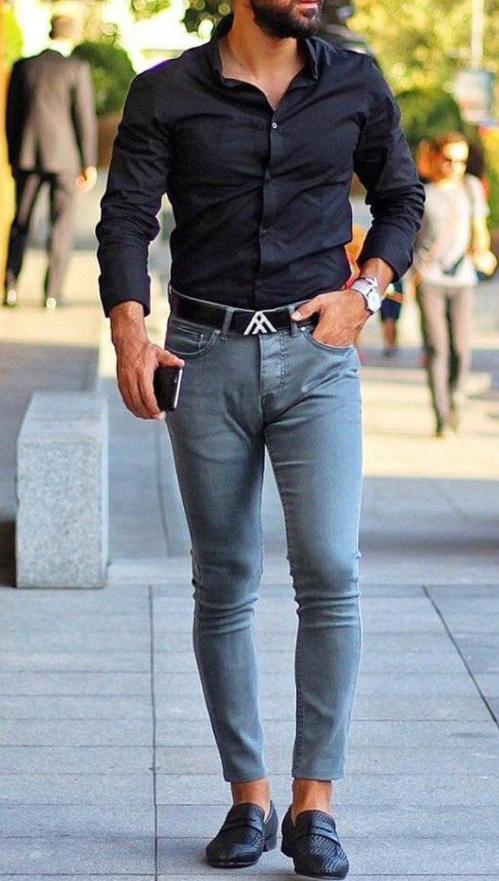 style vestimentaire homme, jeans moulants en gris, chemise noire, chaussures noires, ceinture noire, vetement homme classe