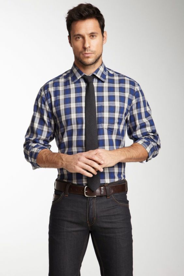 chemise a carreaux bleus et beiges aux manches retroussées, jean en denim bleu marin, ceinture marron foncé, cravate noire, vetement pas cher homme