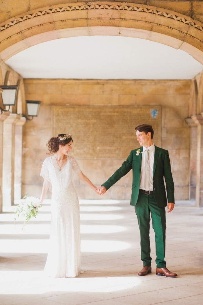 look chic très actuel en costard mariage vert émeraude associé à une chemise blanche et une cravate couleur ivoire