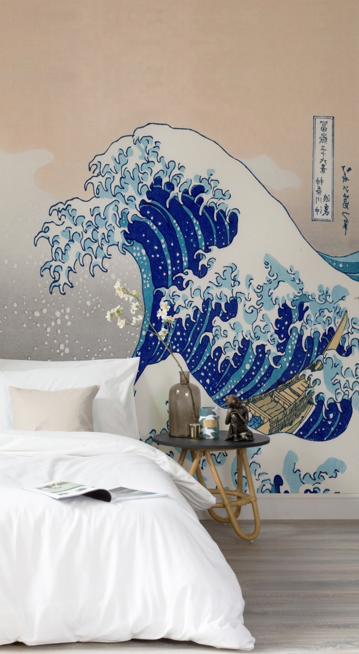 ambiance moderne dans la chambre à coucher avec une tête de lit en papier peint à motif la grande vague de kanagawa
