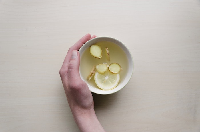 Nettoyer les intestins avec du citron thé avec gingembre detox ventre plat boisson gourmande