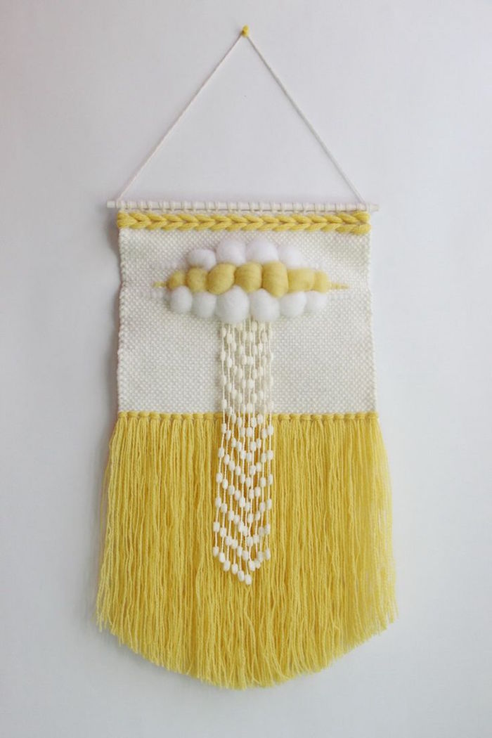 tisser macramé en laine jaune et blanc comme déco sur mur