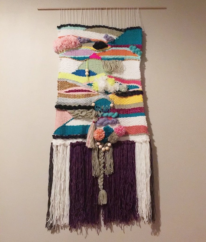 modele macramé original en laine avec tissage en couleurs et reliefs