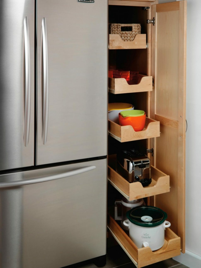 grand frigo en couleur argent, rangement placard avec des étagères coulissantes en bois clair, amenagement de placard optimal, espaces de rangement fonctionnels 