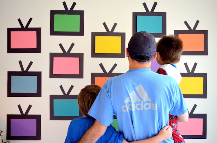bricolage fête des pères pour tout petit, mur de télé en papier, boites colorées avec antennes noires