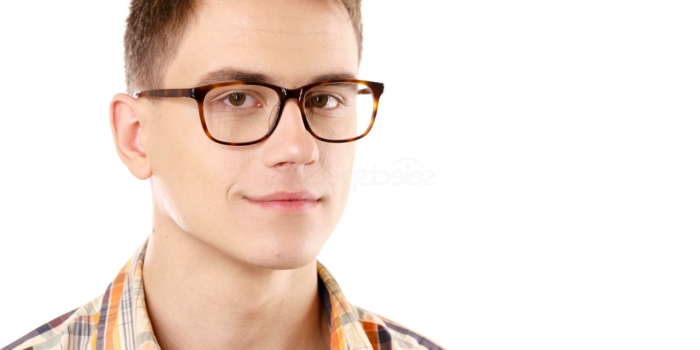 lunette hipster homme, monture aux motifs tortoise en marron et beige, lunette tendance, chemise carreaux rouges, oranges et beiges