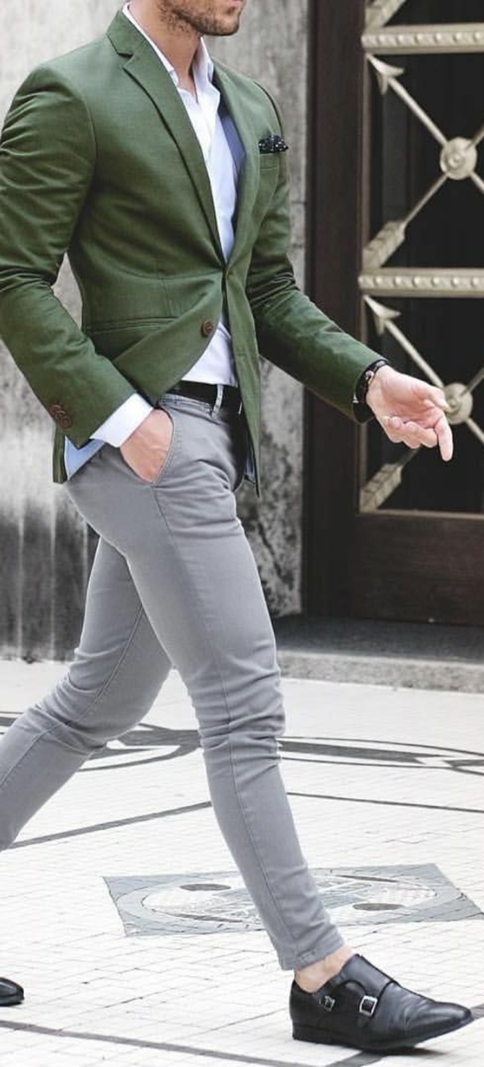 style vestimentaire homme, pantalon gris moulant, veste verte avec un seul bouton, chemise blanche, ceinture noire, chaussures noires
