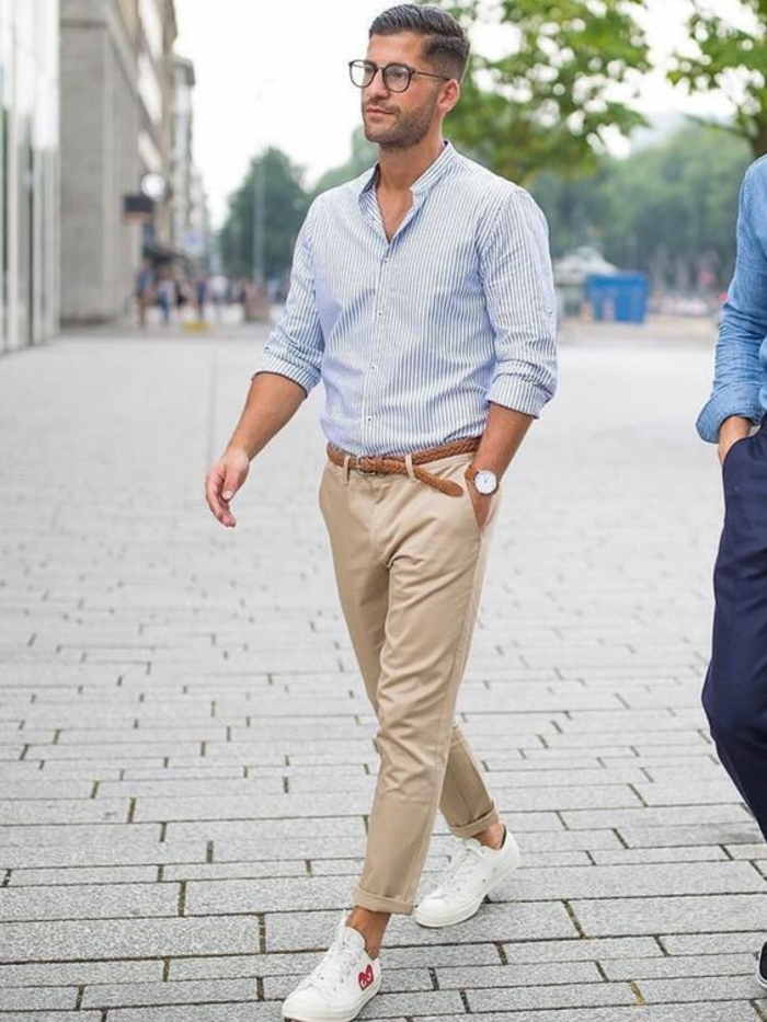 vetement homme stylé, pantalon beige avec des baskets blanches, ceinture tressée marron clair, chemise bleue avec des rayures verticales blanches, lunettes de vue rondes style geek 