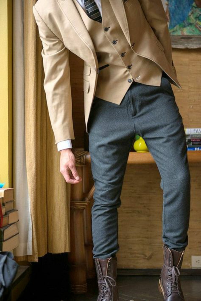 tenue classe homme, pantalon bleu, veste et gilet en couleur jaune pastel, chaussures doc Martens, cravate noir et bleu rayures horizontales 