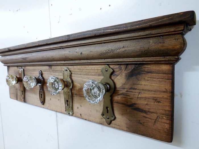 vieux volet de porte en bois brut transformé en porte manteau mural bois avec des accroches en poignées de porte