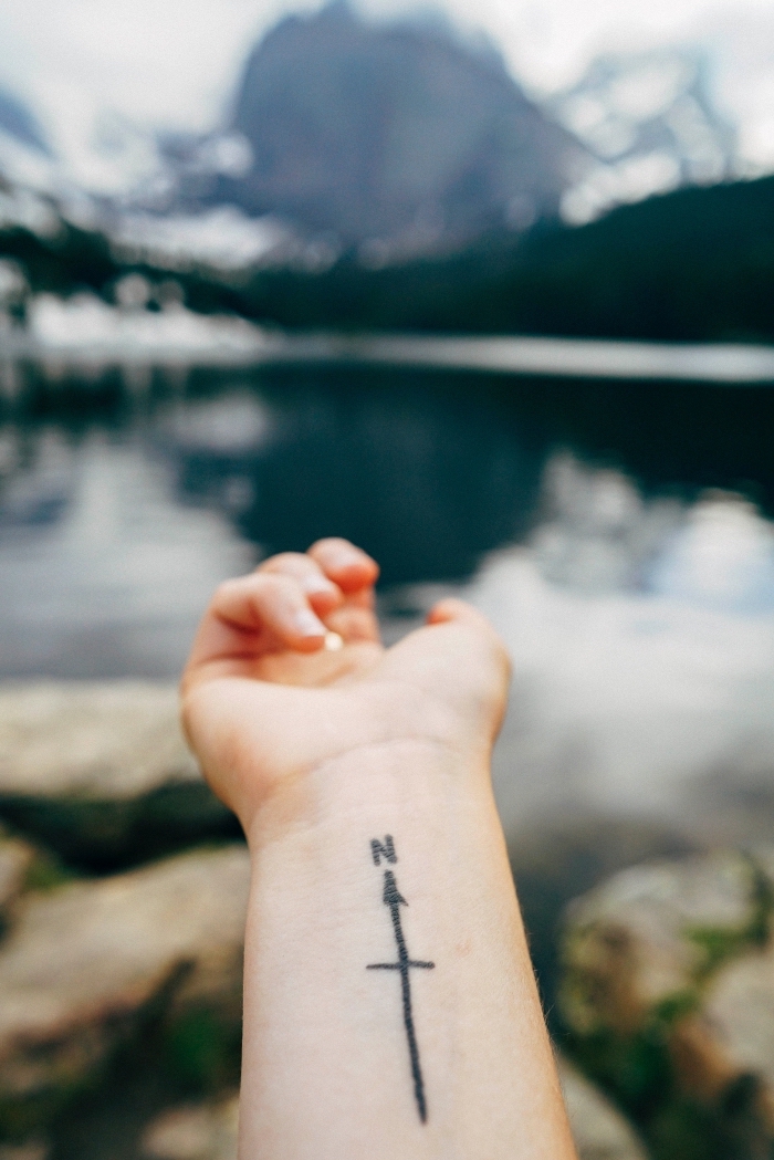 quel tatouage choisir sur le thème des voyages, modèle de tattoo d'esprit aventurier avec flèches de directions