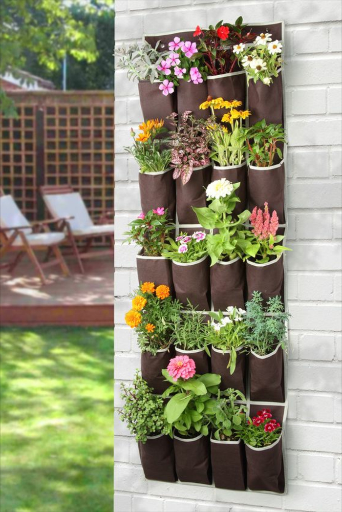 habiller un mur extérieur avec un porte-plante en tissu marron, capacité 20 pots, mur en briques blanches, comment habiller un mur exterieur avec du vert et des fleurs 