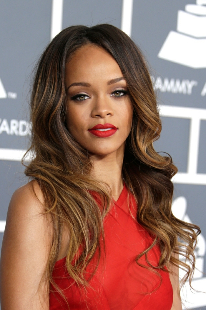 tie and dye chatain, Rihanna, chevelure magnifique, rouge à lèvres rouge