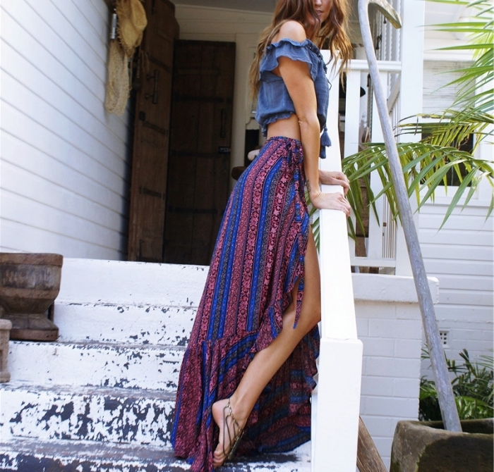 mode femme gypsy ou hippie chic en jupe longue fendue violet et bleu foncé combinée avec top aux épaules dénudées