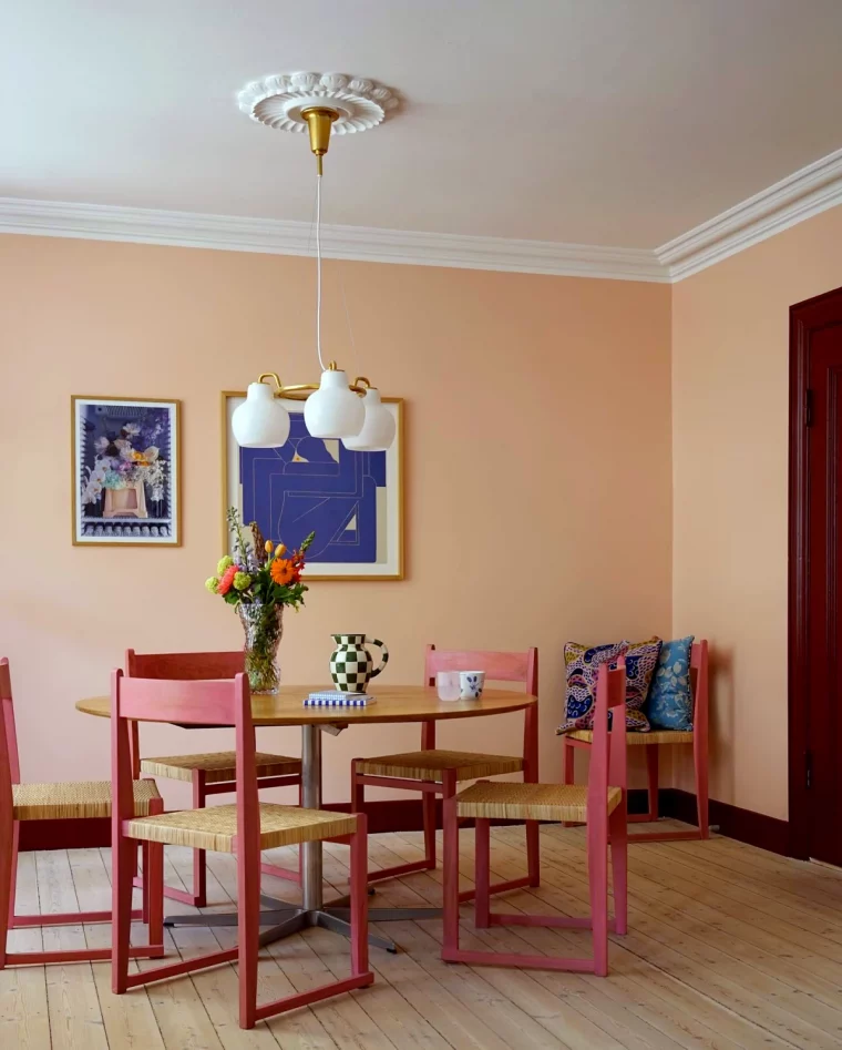 adopter la couleur rose dans votre interieur cuisine avec des chaises roses