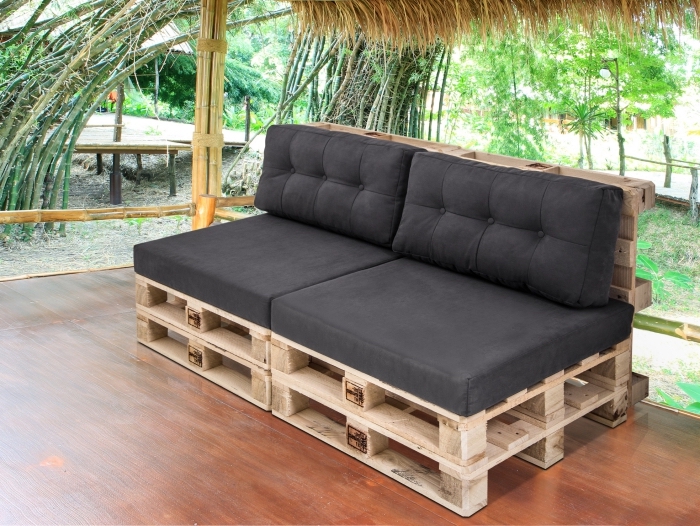 déco de style oasis tropical sur une terrasse au sol de bois marron avec toit en paille et mobilier diy en bois