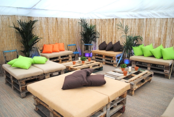 palette bois deco tropicale avec plantes vertes et meubles en bois DIY, déco de style oasis avec coussins colorés