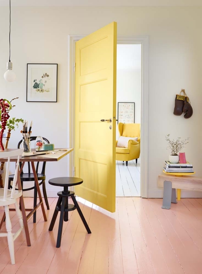 quelle couleur peinture bois interieur choisir pour une porte d'intérieur, intérieur scandinave aux accents jaune où la porte se fait un élément décoratif