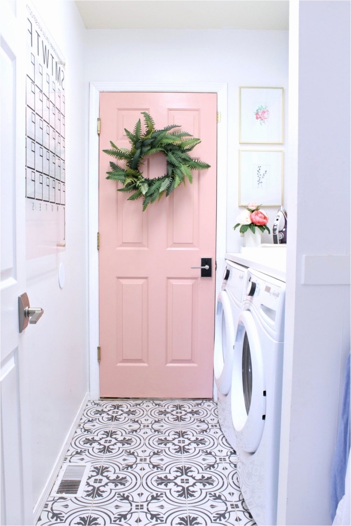 projet de relooking à petit budget de l'espace buanderie avec une porte interieure peinte en rose guimauve accentuée par une couronne végétale