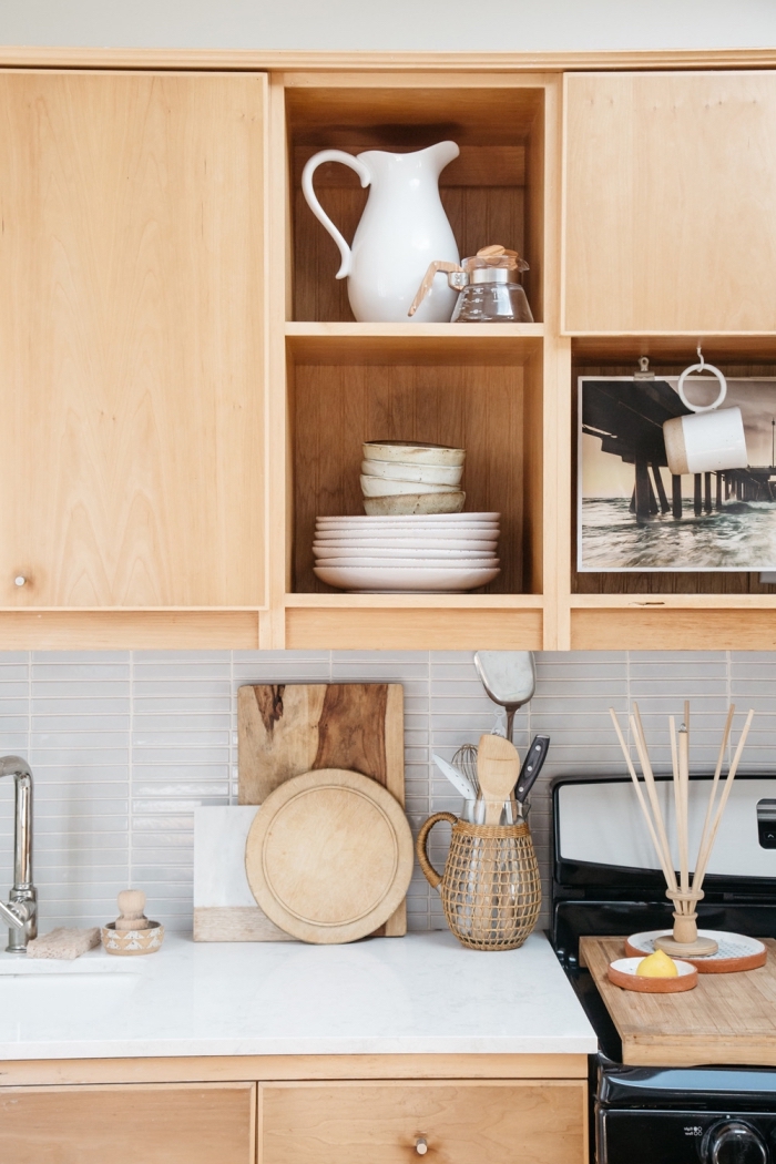 meuble haut de rangement cuisine de bois clair, déco de cuisine avec crédence et comptoir blancs et meubles bois