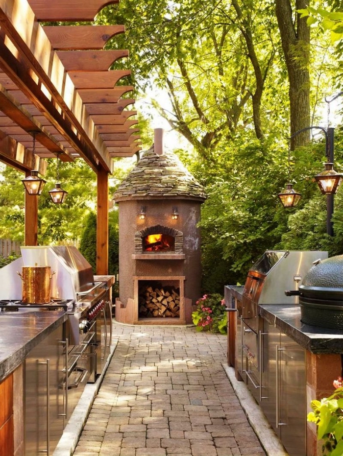 idée comment faire une cuisine dans le jardin avec barbecue et cheminée grille en pierre et inox, idée éclairage de jardin