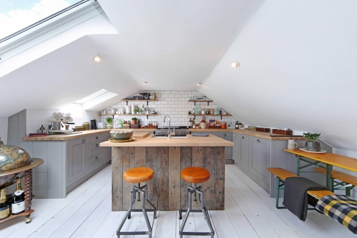 idée comment arranger une cuisine sous pente avec meubles de bois peint en gris clair et rangement étagères