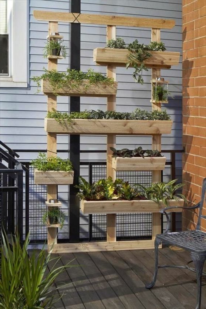 deco mur exterieur, porte-plantes rectangulaires en bois clair avec des plantes vertes, décoration de terrasse en bois