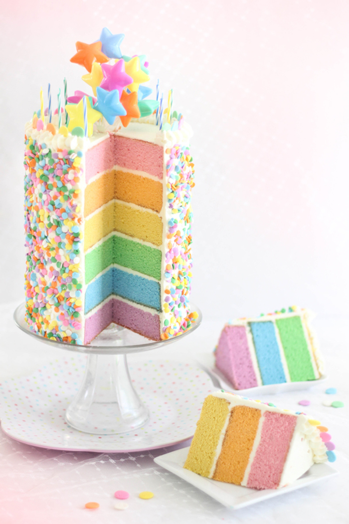 Gâteau avec génoise coloré arc en ciel recette gateau anniversaire gateau enfant 3 ans haute gateau
