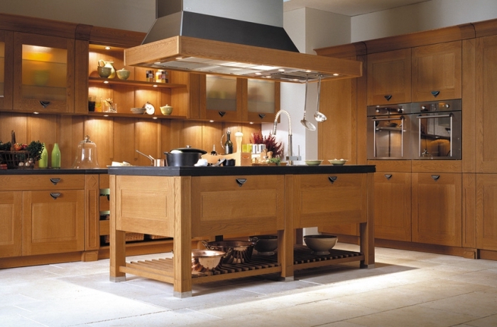 exemple de déco naturelle dans une cuisine grande avec meubles bois marron et éclairage sous meubles led