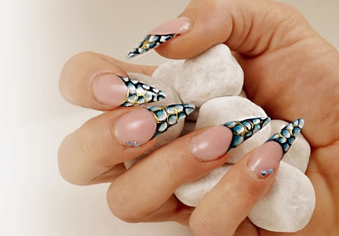 idée comment décorer les ongles longs avec manucure de style français en couleur et design 3D en gris noir et blanc