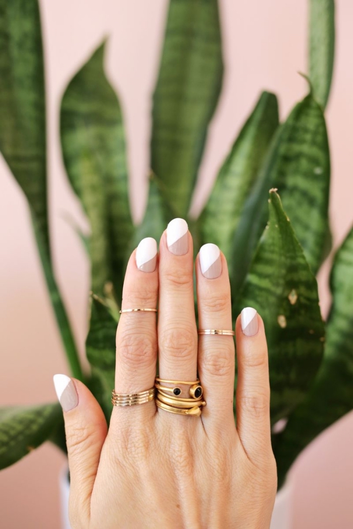 bagues-or-motif-ongle-accessoires-or-nail-art-variation-manucure-blanc-et-nude-design-français-tendance-manucure-originale-vernis-de-base-nude modele ongle en gel à design français moderne avec vernis nude et blanc, quelles accessoires porter avec manucure bicolore blanc et nude