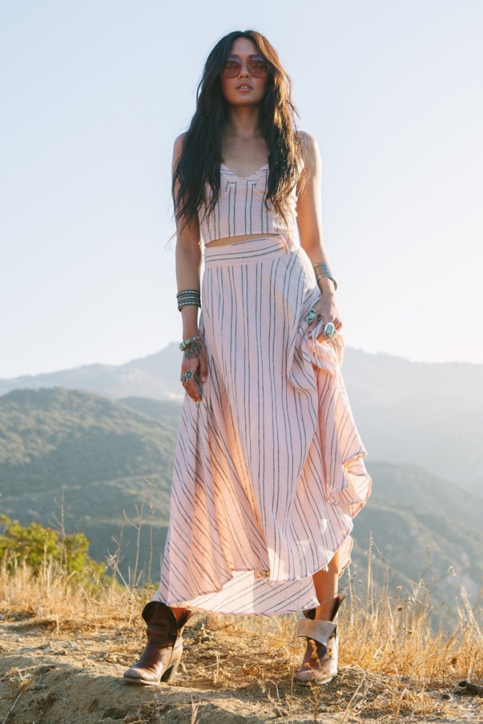 set de jupe longue et top crop avec décolleté en V de couleur rose pastel à design rayé en gris et blanc, accessoires hippie chic avec bracelets et bagues
