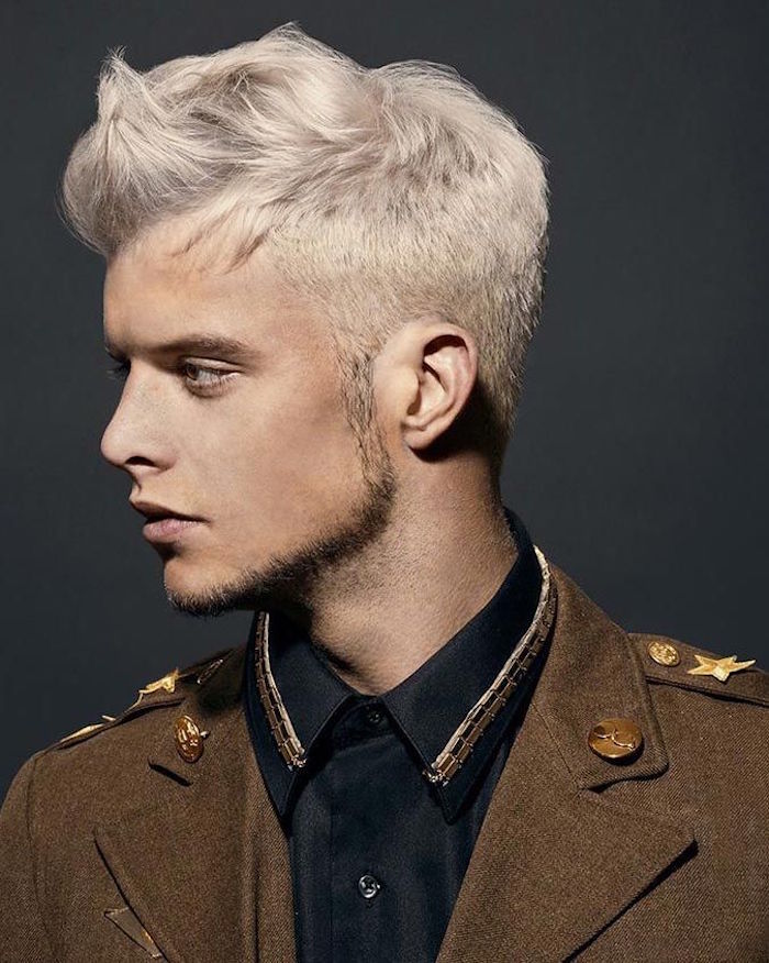 coiffure homme avec fondu et coloration blond doré polaire collier de barbe et veste vintage