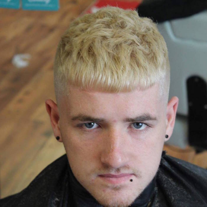 modele de coiffure courte homme avec dégradé et coloration blond platine