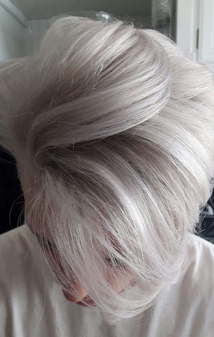 coiffure tendance homme mi longs avec décoloration blond blanc gris 